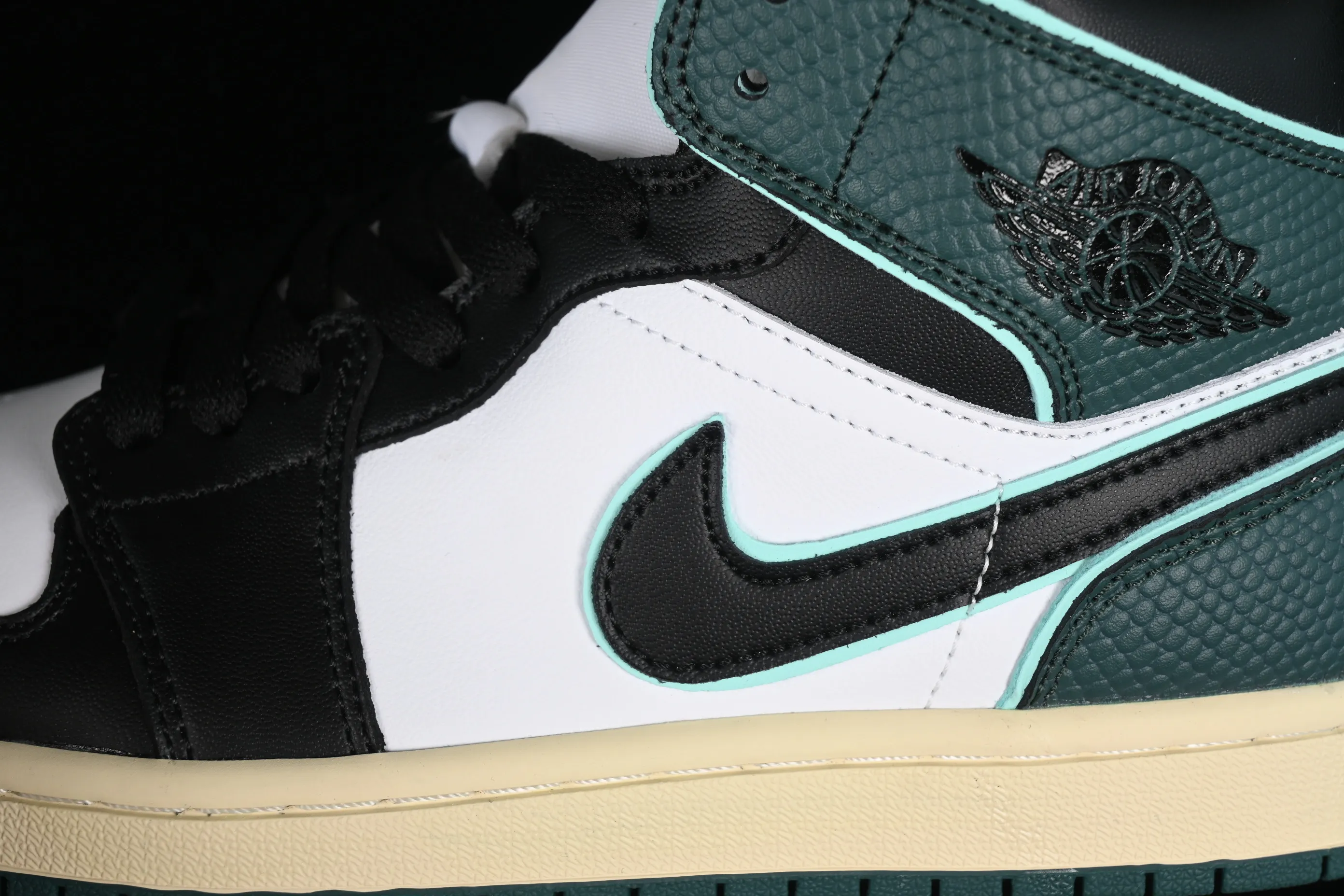 All Categories Air Jordan Jordan Series Basketball Shoes Air Jordan 1 Mid Air Jordan 1 Mid AJ1 Joe 1 Snake Print Black Green Toe Zhongbang Basketball Shoes FQ7818-100